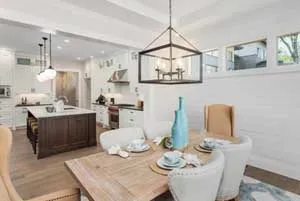 balanced-lighting-in-dining-room